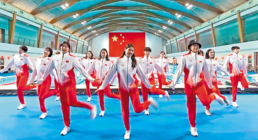 ◆張雨霏率領女隊員在泳池畔跳起《愛你》舞蹈。 張雨霏微博截圖