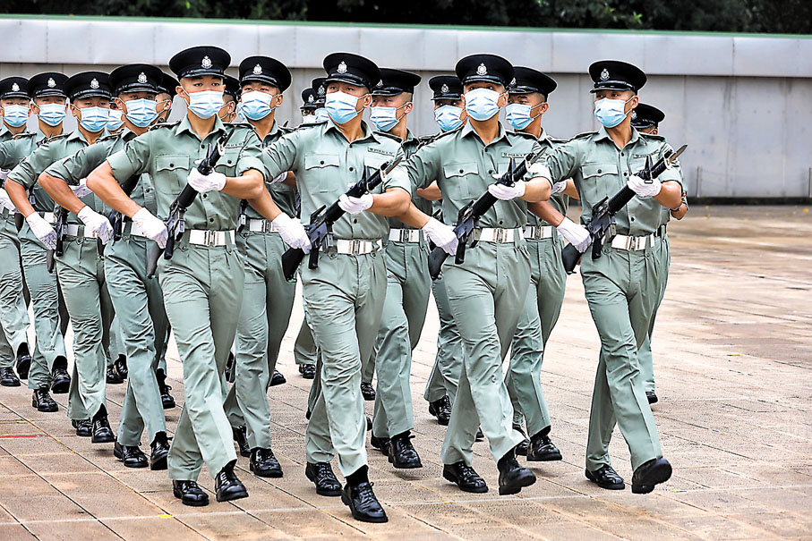 ◆香港警察學院的學員正練習中式步操。 香港文匯報記者  攝