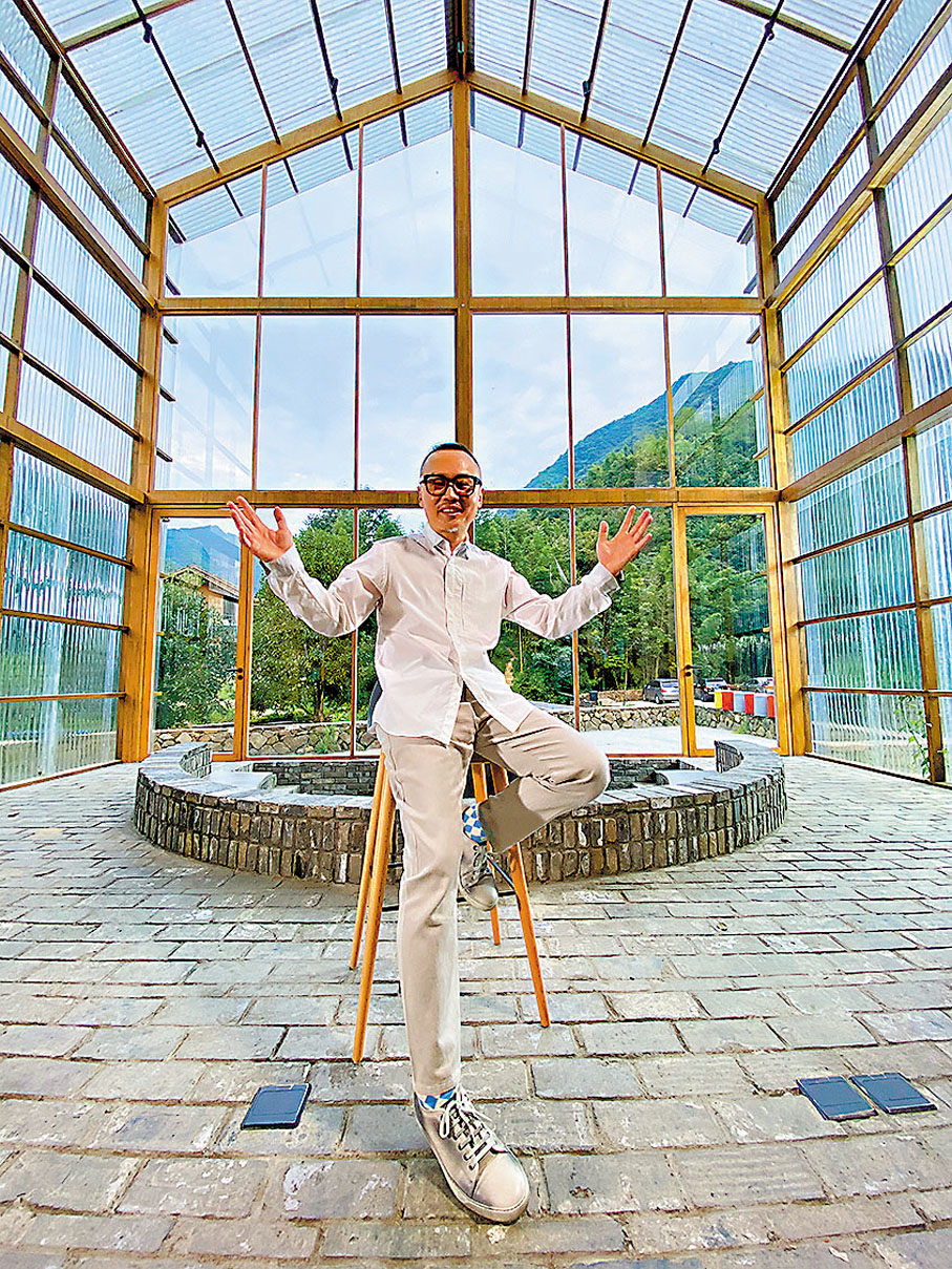 ◆陳少琪也時常「慢活」，他在桐廬縣富春江鎮，體會現代建築和江南山水雲霧的融合。