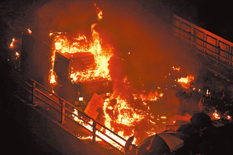 ◆2019年11月17日晚上，警方一架銳武裝甲車遭暴徒投擲大量汽油彈陷入火海。 資料圖片