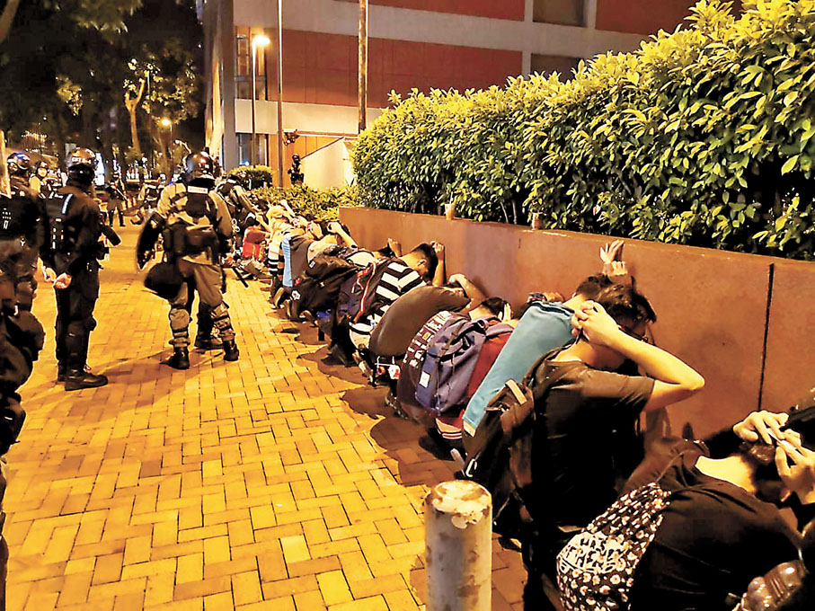 ◆2019年11月17日深夜有一批暴徒撤離理大企圖突圍，即在科學館附近被截停拘捕。 資料圖片