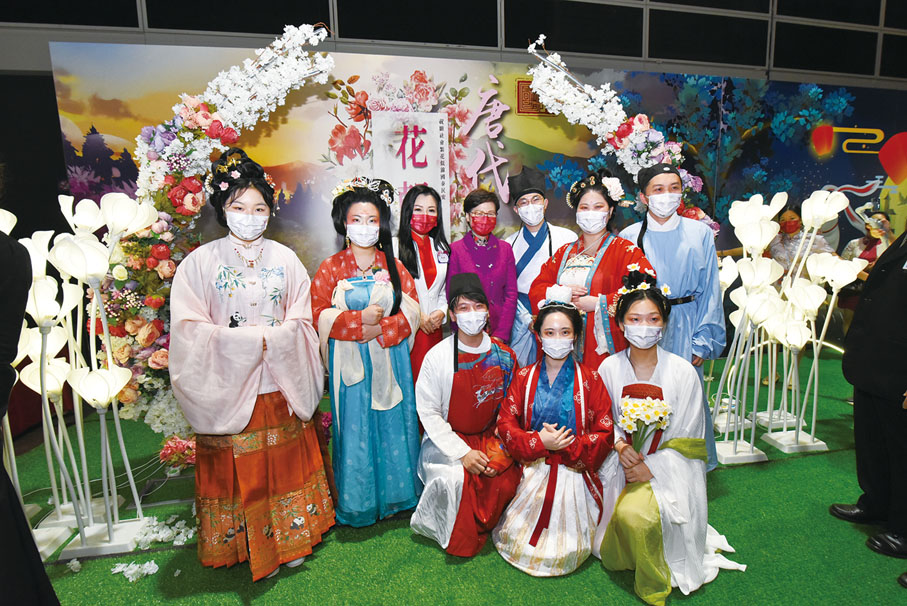 ◆ 行政長官林鄭月娥與香港島婦女聯會主席金鈴參觀「漢服一條街」展位。