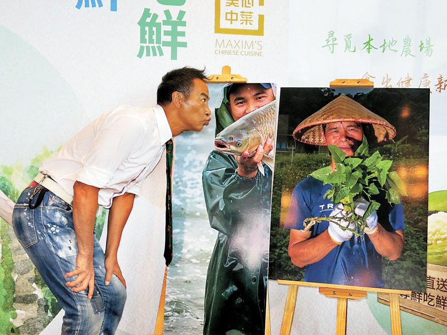 ◆ 華哥擺出鬼馬甫士，跟自己的攝影作品合影。