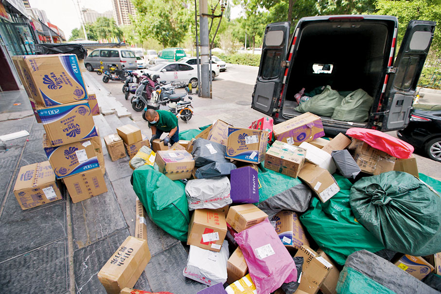 ◆內地交通運輸及其他領域均已恢復，大件運輸、上門安裝恢復正常。圖為山西太原物流業工作人員在分揀快遞。 中新社