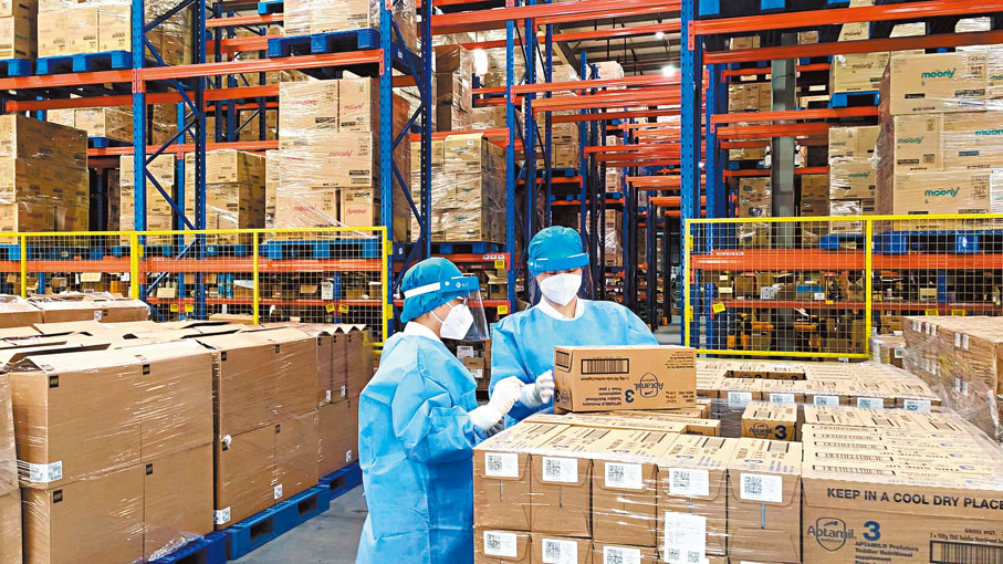 ◆ 廣州海關所屬南沙海關關員在南沙綜保區跨境電商倉庫進行監管作業。 受訪者供圖