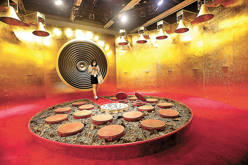 ◆展品《慶》，其靈感來自宮廷樂器「金鐘」和「玉磬」，現場播放的煙花匯演聲音來自氣球。 香港文匯報記者 攝