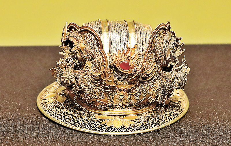 ◆由夢蝶軒捐贈的明代龍紋束髺冠金器寶石。香港文匯報記者  攝
