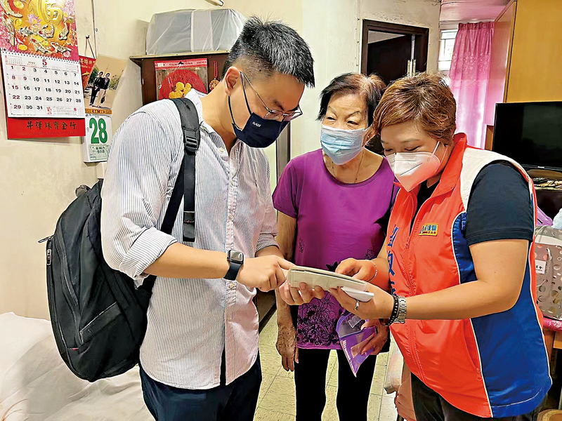 ◆溫凡疫下探訪街坊。  受訪者供圖