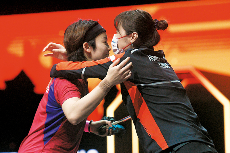 ◆奧運賽場上，獲勝後的杜凱琹（左）第一時間與教練張瑞擁抱慶祝。