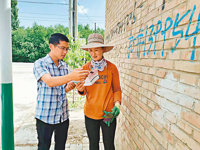 ◆ 湯振威（左）駐村掛職時與村民交流。 受訪者供圖