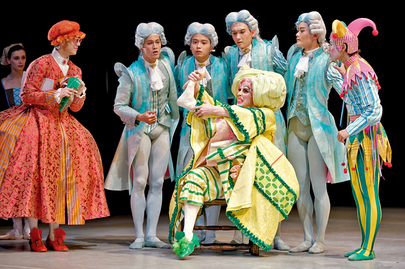 ◆《仙履奇緣》中男舞者反串繼姐。