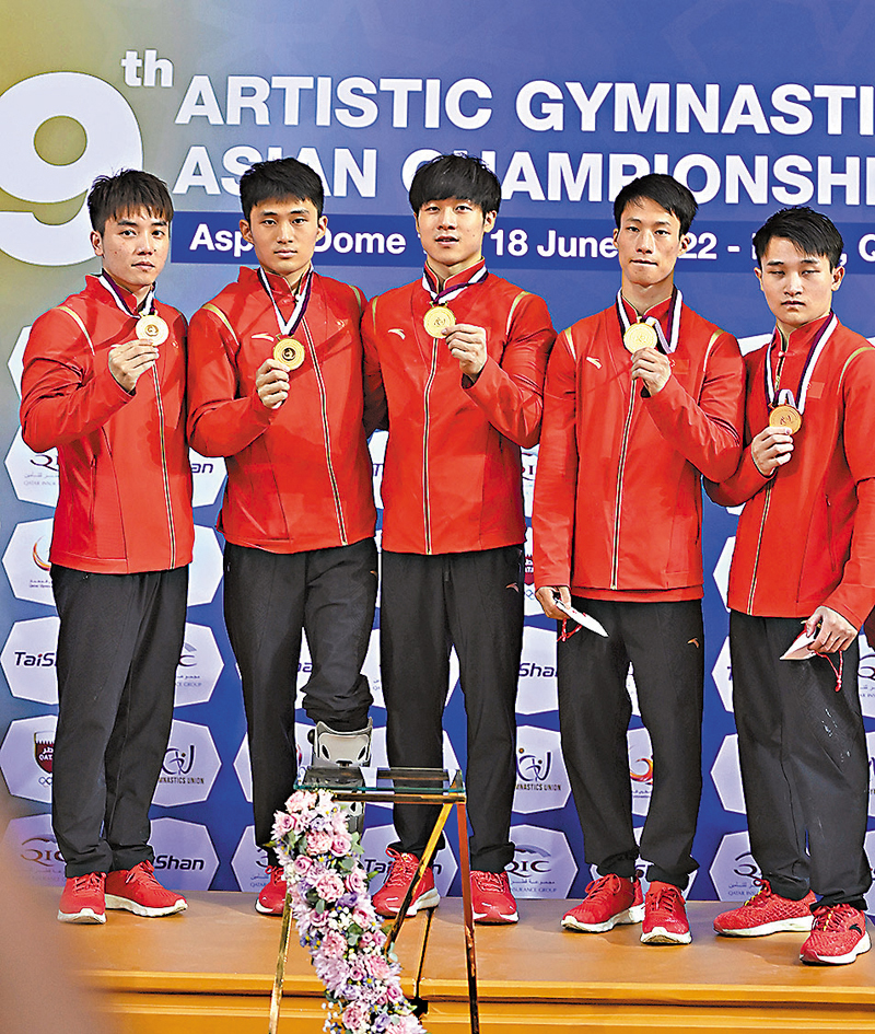 ◆中國隊選手林超攀、侍聰、楊家興、尹德行和蘭星宇（從左至右）在頒獎儀式上展示金牌。 新華社