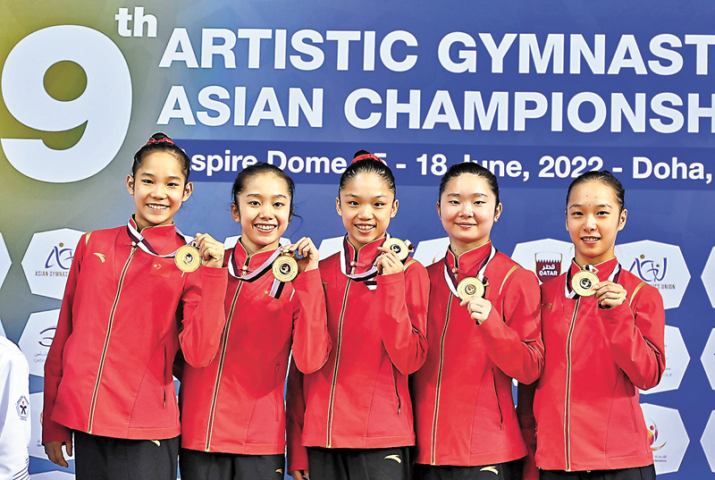 ◆中國女隊選手唐茜靖（左起）、韋筱圓、吳然、孫欣怡和章瑾展示金牌。 新華社