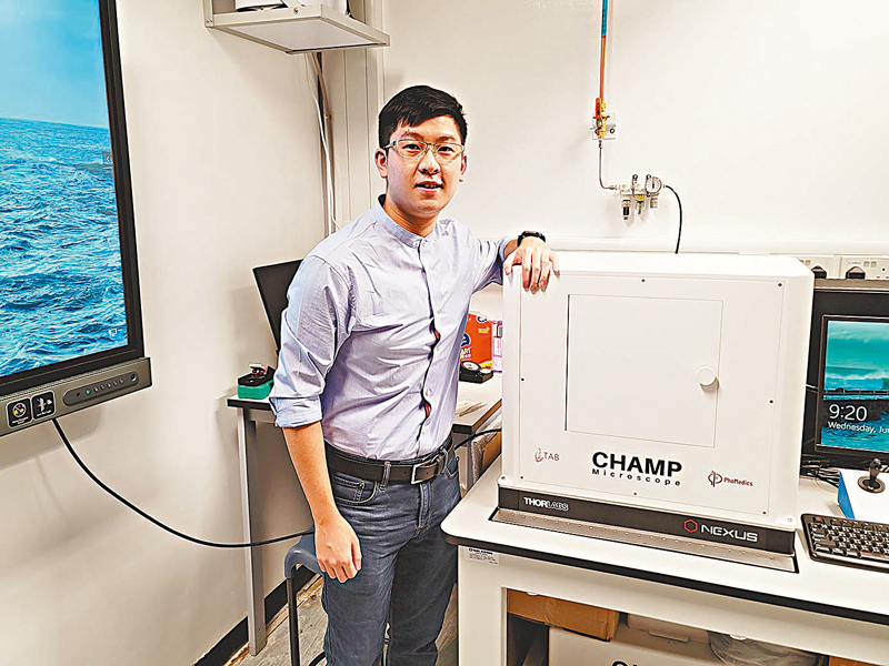 ◆曾子雋與CHAMP顯微鏡。 香港文匯報記者 攝