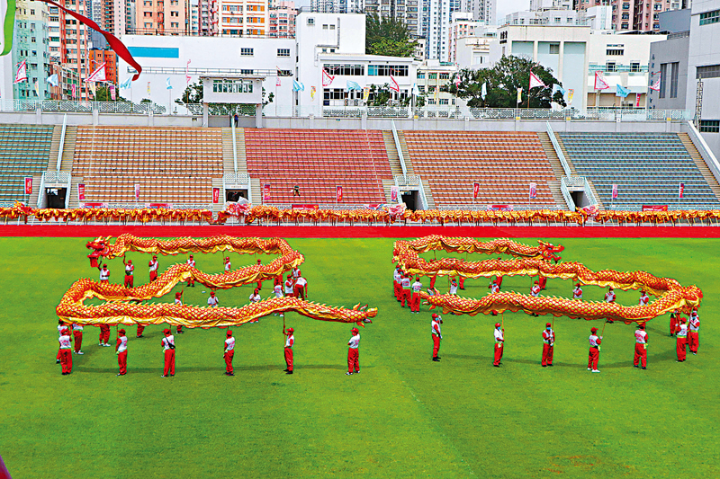 ◆ 50米的大金龍，擺出「25」字樣，慶祝香港回歸祖國25周年。 香港文匯報記者  攝