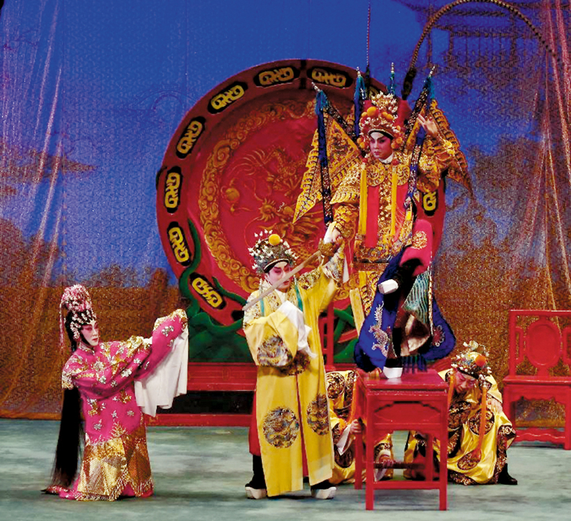 ◆《斬二王》其中一場展示出色舞台功架，小武在桌上演朝天蹬。