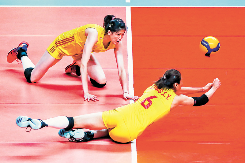 ◆ 李盈瑩（左）與龔翔宇在比賽中救球。 新華社
