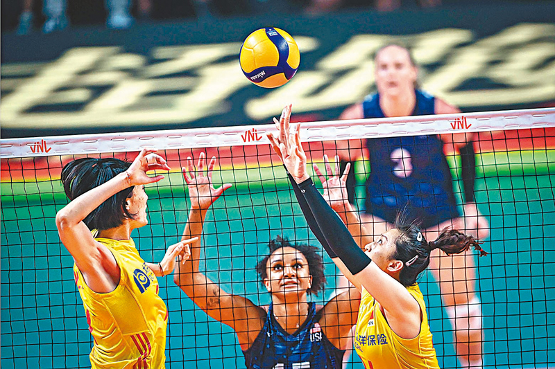 ◆ 中國隊（黃衫）組織進攻，遭美國隊嚴密監視。 FIVB圖片
