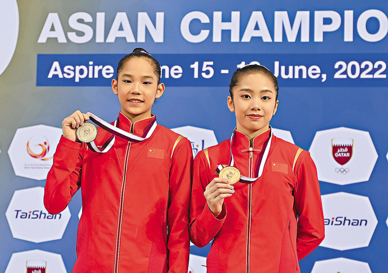 ◆ 韋筱圓（右）與唐茜靖包攬高低槓冠亞軍。 新華社