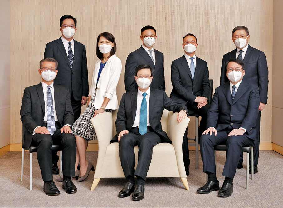 ◆李家超與陳國基、陳茂波、黃偉綸、葉文娟、張國鈞、林定國和卓永興合照。