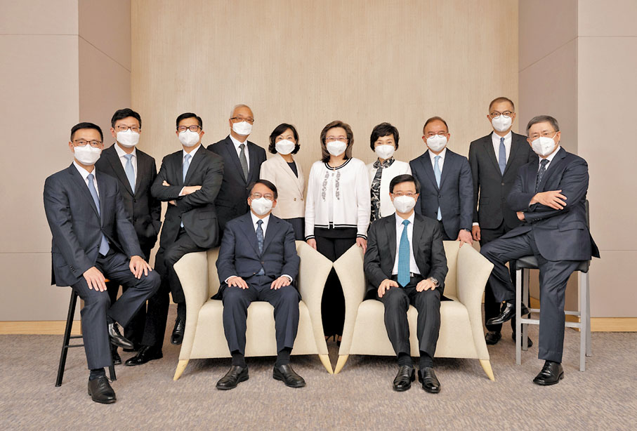 ◆李家超與陳國基、卓永興、楊潤雄、孫玉菡、鄧炳強、謝展寰、麥美娟、楊何蓓茵、蔡若蓮、曾國衞和盧寵茂合照。