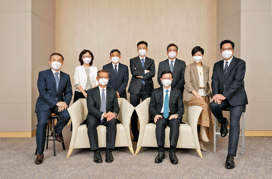 ◆李家超與陳茂波、黃偉綸、許正宇、何永賢、甯漢豪、林世雄、孫東和丘應樺合照。