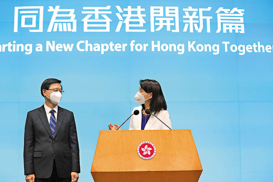 ◆ 香港特區第六任行政長官李家超介紹其候任行政長官辦公室主任葉文娟。 香港文匯報記者 攝