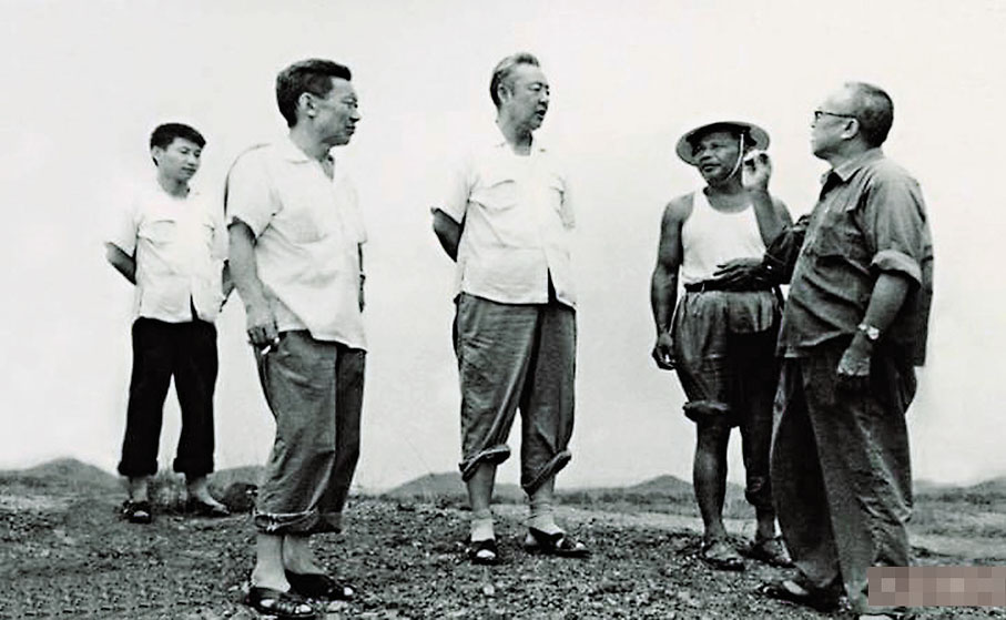 ◆習仲勛(中)當年在廣東惠陽地區調研。 網上圖片