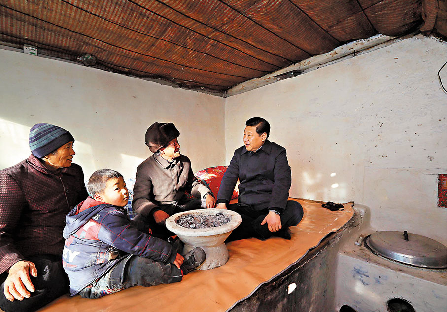 ◆2012年12月30日，習近平在河北省阜平縣龍泉關鎮駱駝灣村看望慰問困難群眾。資料圖片