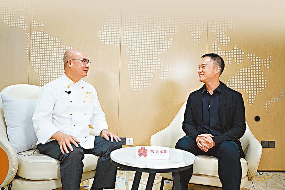 ◆ 江本華與岑明峰圍繞香港回歸祖國25周年展開對談，暢聊大灣區變化與機遇。 香港文匯報記者胡永愛 攝