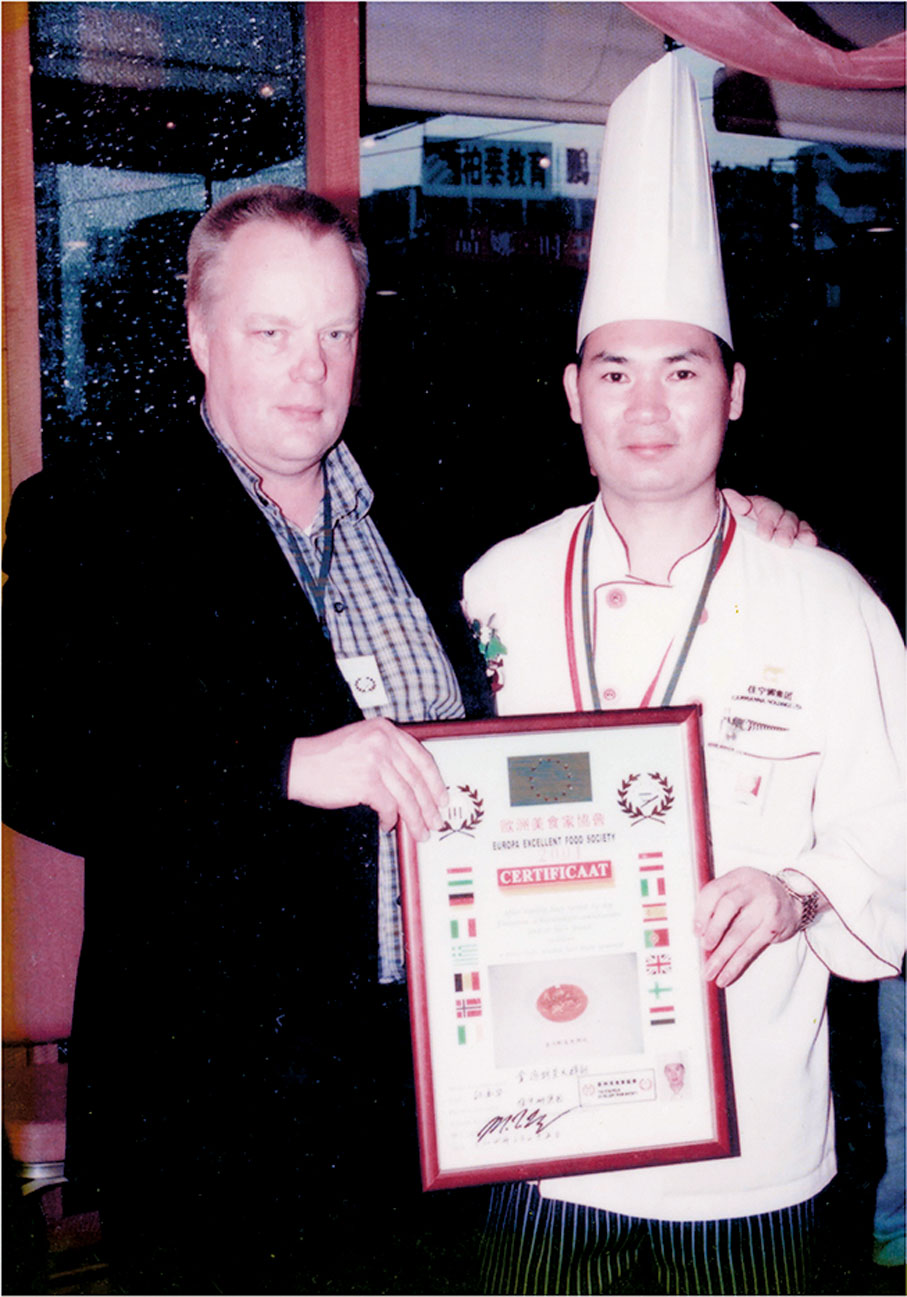 ◆ 2001年，佳寧娜粵菜大師江本華參加歐洲美食家協會比賽獲金獎。 受訪者供圖