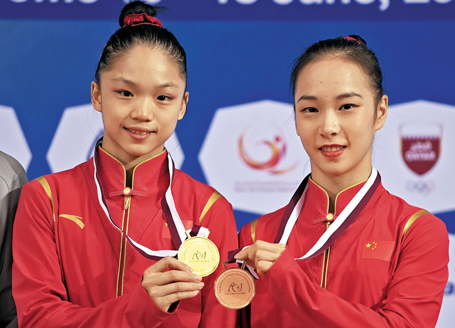 ◆ 吳然（左）與章瑾在頒獎儀式上展示獎牌。 新華社