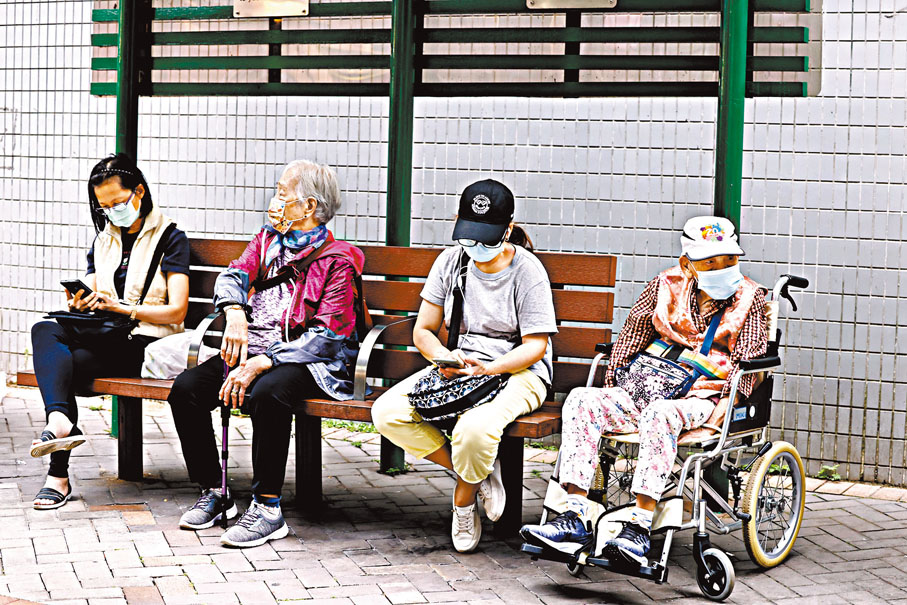 ◆社會福利署昨日宣布，將於今年9月1日落實合併長者生活津貼的普通津貼及高額津貼，每月津貼金額將與目前高額津貼的3,915元看齊。圖為街頭休閒的長者。 中通社