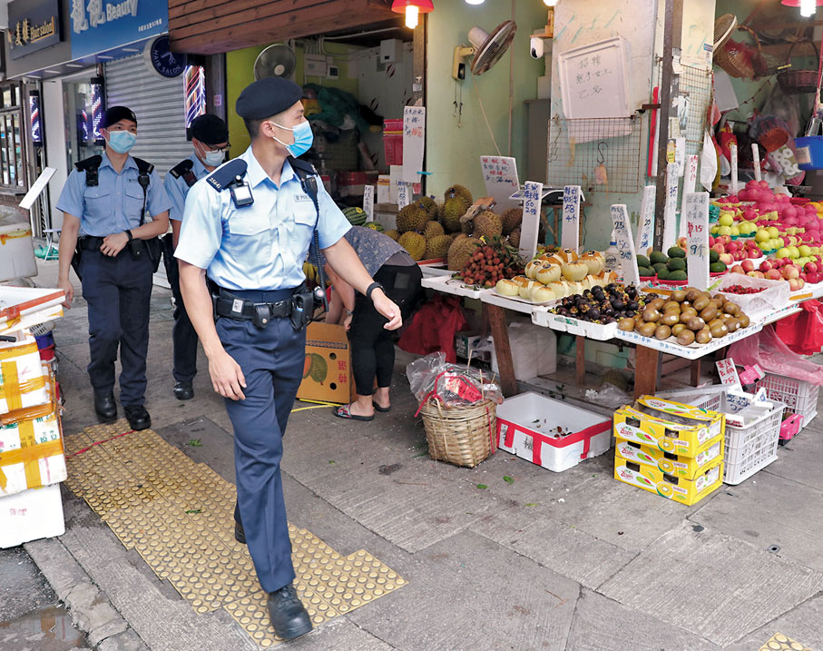◆ 盧俊成（前）與隊友執行巡邏任務。香港文匯報記者  攝