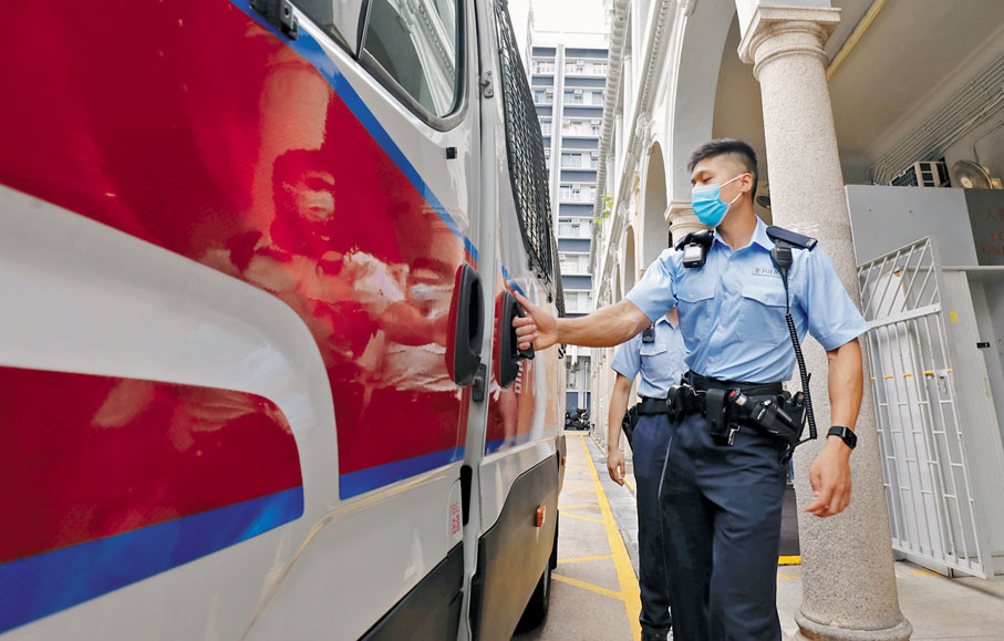 ◆ 盧俊成登上衝鋒車準備執行任務。香港文匯報記者  攝