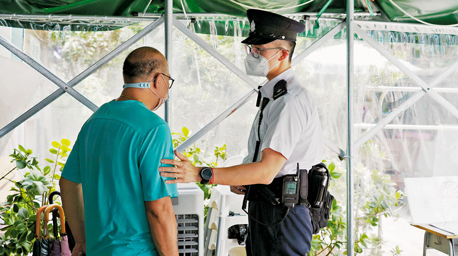 ◆ 梁宇隆與同事們時常走街串巷，與街坊四鄰相處融洽。大公文匯全媒體記者  攝