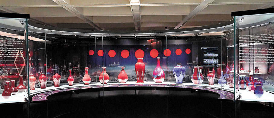 ◆「#物色—館藏文物的色彩美學」展覽以顏色作為切入點，每個展廳只展出同一色系藏品。香港文匯報記者  攝