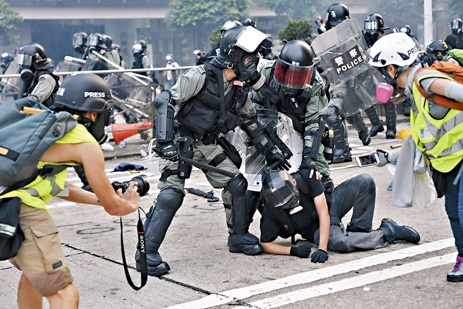 ◆圖為2019年9月29日大批黑暴包圍政總，防暴警嚴正執法拘捕多人。 資料圖片