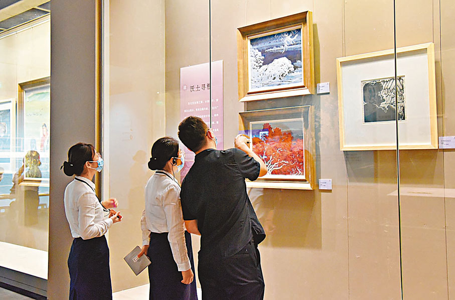 ◆觀眾參觀展覽。