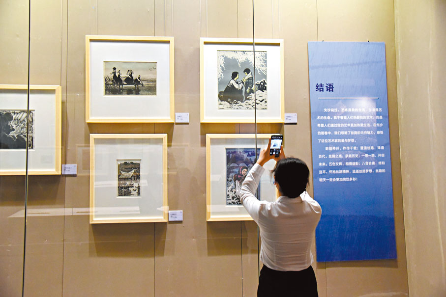 ◆觀眾紛紛用手機記錄戈沙作品。