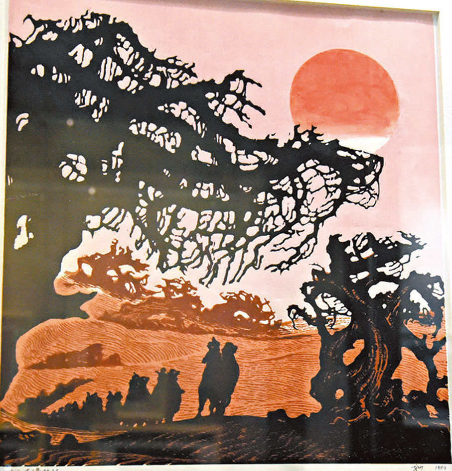 ◆現場展出的版畫作品《大漠枯林》。