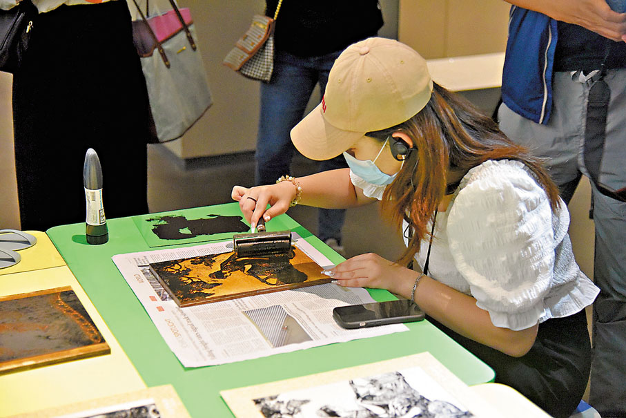 ◆觀眾現場體驗版畫拓印過程。