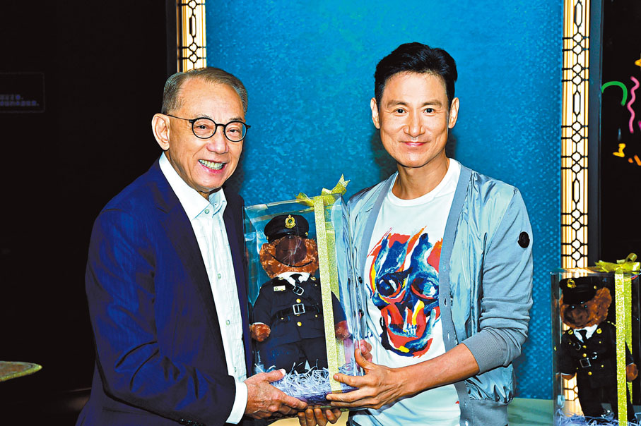 ◆楊受成頒贈香港海關紀念品予張學友。