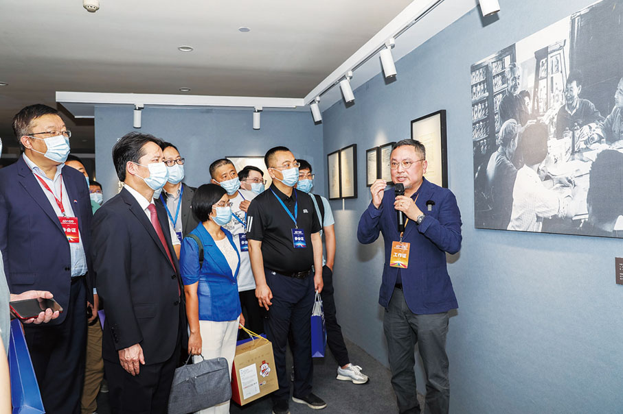 ◆ 與會嘉賓和股東參觀茅台輝煌70年主題展。