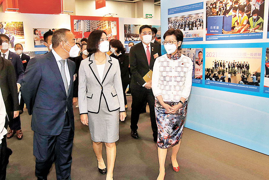 ◆林鄭月娥（前排右一）、盧新寧（前排右二）與毛超峰（前排右三）一行觀展。 香港文匯報記者  攝