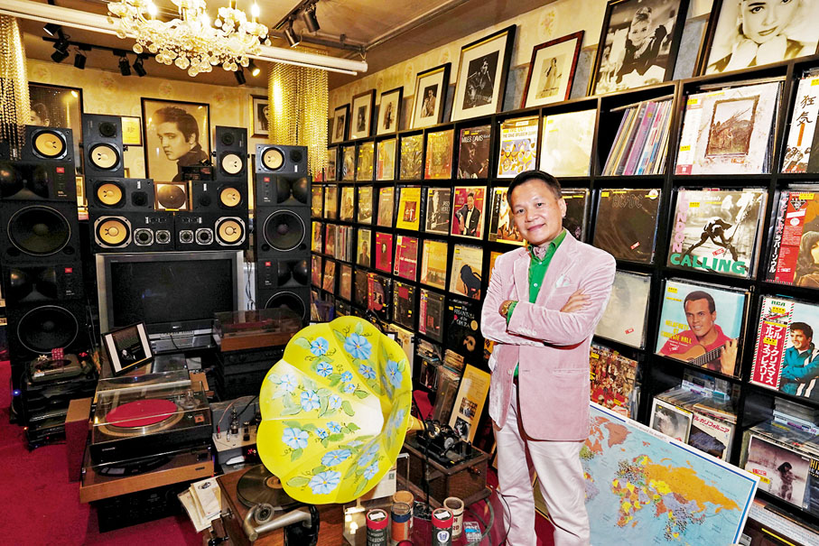 ◆鄧漢深收藏一部過百年歷史的全球首款留聲唱機，現時仍能播放音樂。 香港文匯報記者 攝