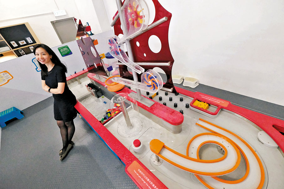 ◆范本賢盼兒童透過特製的互動展品有所啟發。圖為她與展品「水源號」合照。 香港文匯報記者 攝