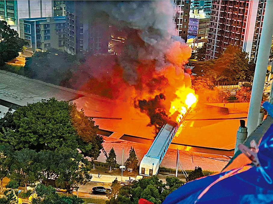 ◆有網民拍攝到輸電橋烈火熊熊。網上圖片