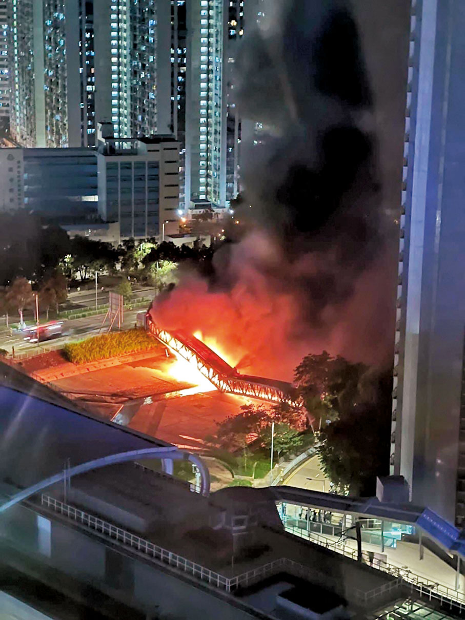 ◆ 元朗輸電橋燒至塌橋一刻。網上圖片