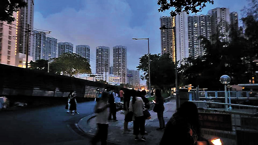 ◆受元朗火燒電纜影響，區內多座大廈停電，有居民走落街互通消息。劉國勳Fb圖片